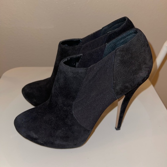VINCE CAMUTO: Black Suede Booties (without box) - Picture 1 of 12